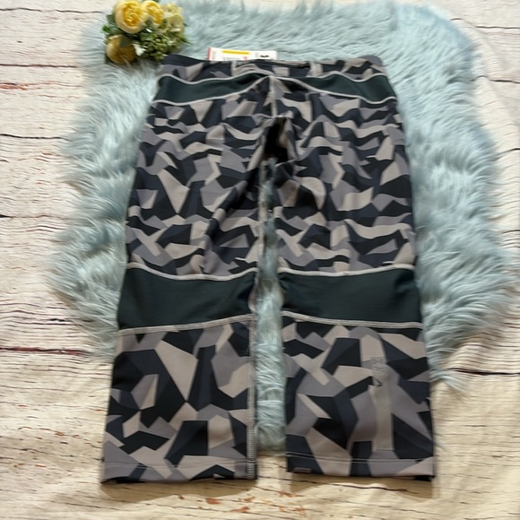 NWT Under Armour Heatgear UA Running Fitted Tough Run Printed Capri Sz M - Picture 7 of 9